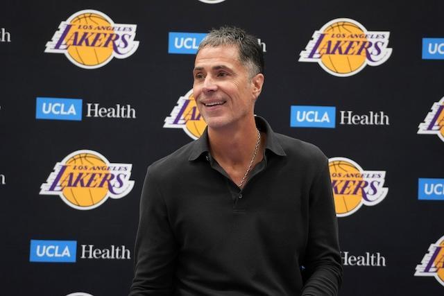 姚明亮相NBA中国赛训练场，与杜兰特等明星互动